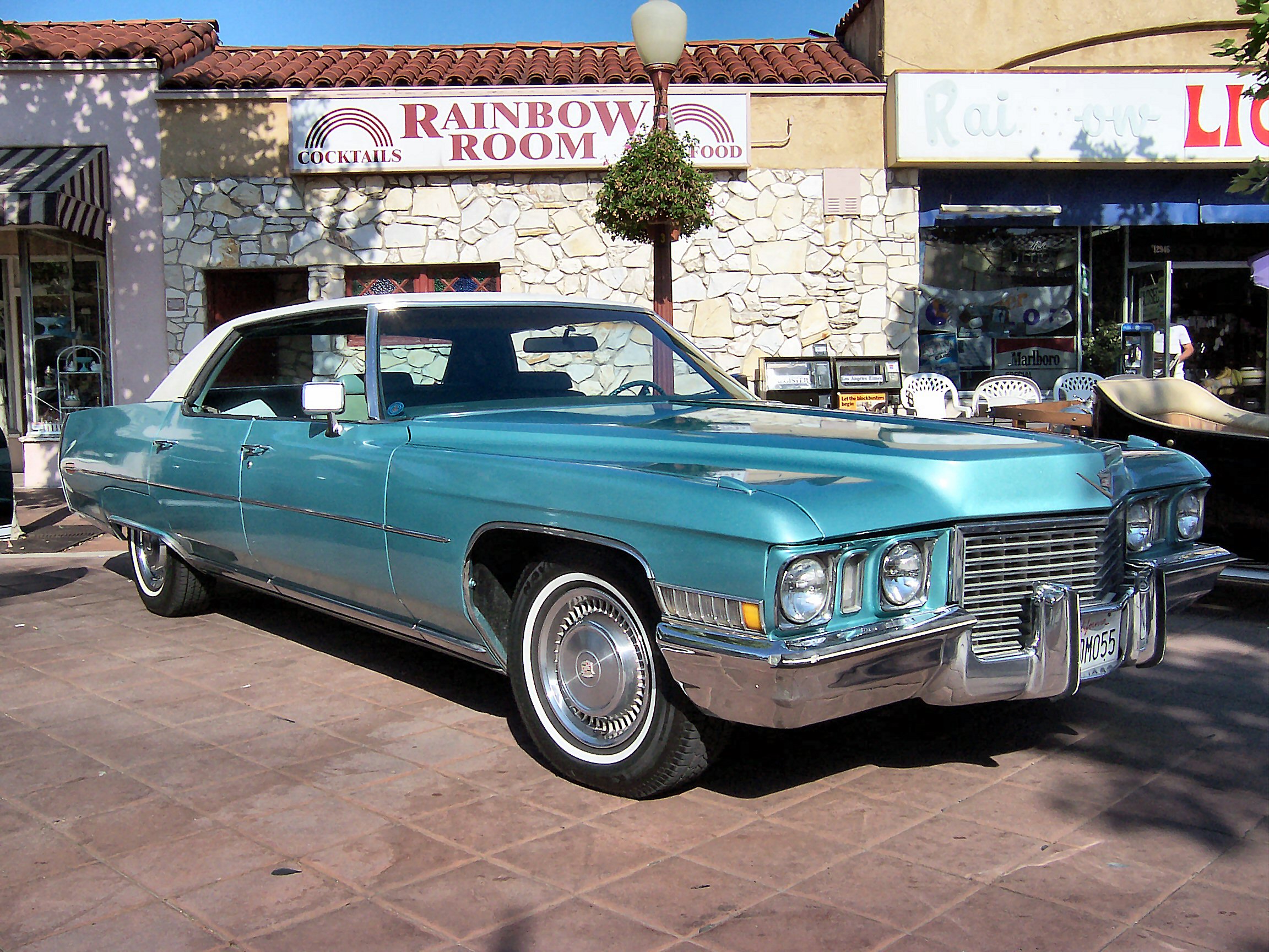 1972_Cadillac_Sedan_de_Ville.jpg